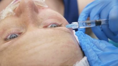 Doktor Şevval özçelik güzellik bayan hasta karşısında enjeksiyonları yapar. Güzellik ve kozmetik kavramı. 4k.