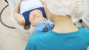 Doktor Şevval özçelik güzellik bayan hasta karşısında enjeksiyonları yapar. Güzellik ve kozmetik kavramı. 4k.