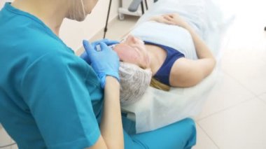 Doktor Şevval özçelik güzellik bayan hasta karşısında enjeksiyonları yapar. Güzellik ve kozmetik kavramı. 4k.