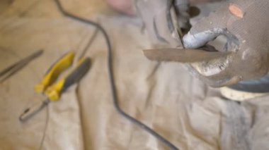 yakın çekim. Kim araba tampon kaldırır, mekanik elinde, o arabayı onarır. 4k