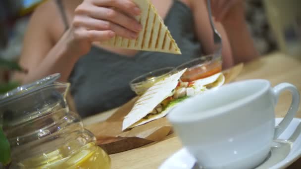 La mujer está comiendo en el café quesadilla con chile y nachos. 4k, cámara lenta — Vídeo de stock