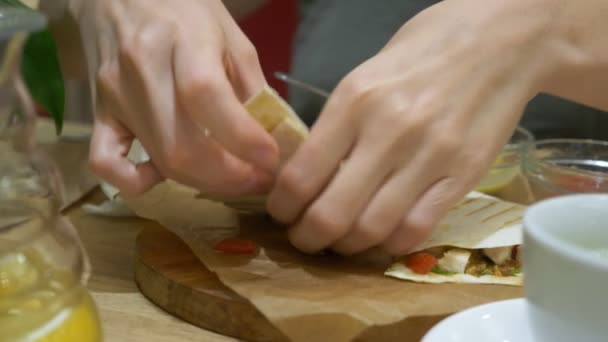 Kvinnan är att äta i den café quesadilla med chili och nachos. 4k, Slowmotion — Stockvideo