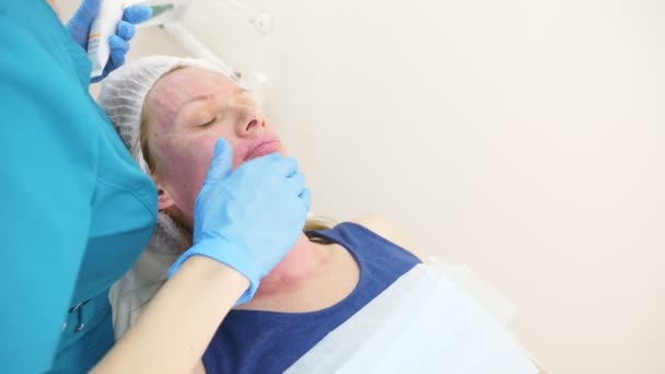 Врач-косметолог делает инъекции для увеличения губ пациента. концепция красоты и косметологии. 4k . — стоковое видео