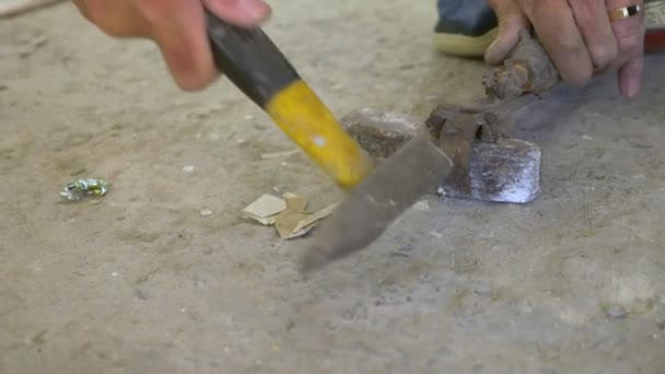 De près. des mains des mécaniciens, qui enlève le pare-chocs de la voiture, il répare la voiture. 4k — Video