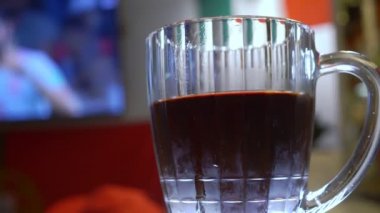 Yerel barda televizyonda futbol maçı izliyor. Gıda, bira. bir kupa bira odak ile bir Tv ekranında bir yayın bir futbol ile bulanıklık. 4k