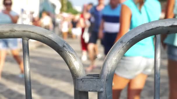 Vacaciones de la gente, un día de fiesta, la gente camina en una plaza de la ciudad. Esgrima en foco. Borroso. 4k . — Vídeos de Stock