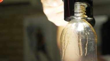 şişe bira ile doldurulur. Barmen ile köpük kafa dokunun bira el sanatları restoran barda içki alıyor. 4k, ağır çekim