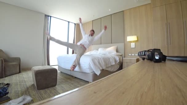 Homme heureux tombe sur le lit, 4k, caméra d'action — Video