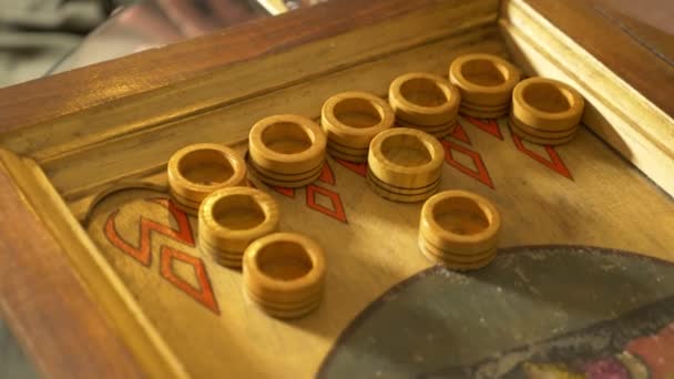 Detail van een backgammon spel met twee dobbelstenen close-up. Vrouwelijke en mannelijke handen twee dobbelstenen en verplaatsen van dammen aan boord. Jongeren spelen backgammon terwijl u ontspant. 4k, slow-motion — Stockvideo