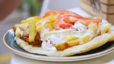 bir kadın bir açık hava Kafe Yunan yemekleri, souvlaki yiyor. Eller Close-up. 4k, ağır çekim