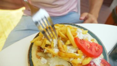 bir adam bir açık hava Kafe Yunan yemekleri, souvlaki yiyor. Eller Close-up. 4k, ağır çekim