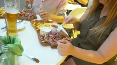 açık bir kafede yemek Yunan yemekleri, souvlaki ve bira bir çift. 4k, ağır çekim