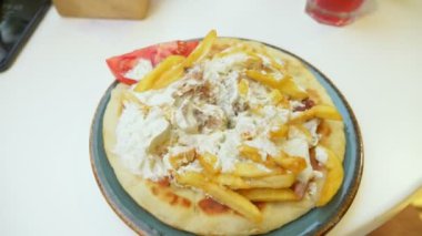 bir kadın bir açık hava Kafe Yunan yemekleri, souvlaki yiyor. Eller Close-up. 4k, ağır çekim