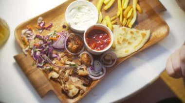 bir kadın bir açık hava Kafe Yunan yemekleri, souvlaki yiyor. Eller Close-up. 4k, ağır çekim