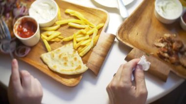 açık bir kafede yemek Yunan yemekleri, souvlaki ve bira bir çift. 4k, ağır çekim