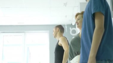 Fitness dansı. İnsanlar dans salonu bir master class dans. 4k