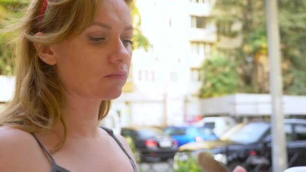 Une femme mange dans un café en plein air plats grecs, souvlaki. gros plan des mains. 4k, au ralenti — Video