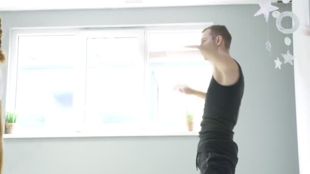 Фитнес-танец. люди танцуют на мастер-классе в танцевальном зале. 4k — стоковое видео