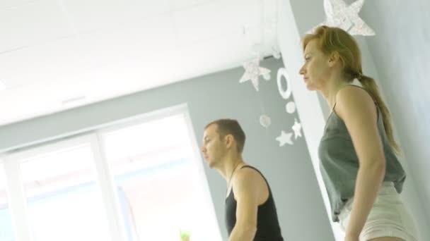 Fitnesstanz. Menschen, die auf einem Meisterkurs im Tanzsaal tanzen. 4k — Stockvideo