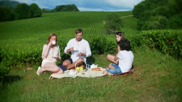 Egy családi piknik egy tisztás a tea ültetvény között. utazás, pihenés fogalmát. élet-stílus. 4k. — Stock videók
