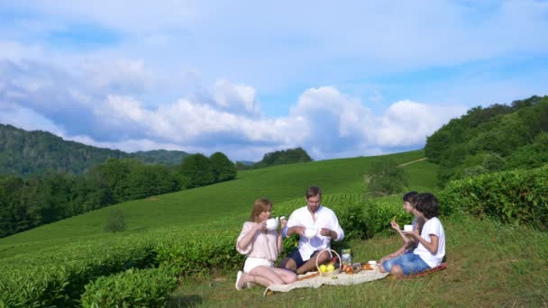 Un pique-nique familial dans une clairière au milieu d'une plantation de thé. concept de voyage, de loisirs. style de vie. 4k . — Video
