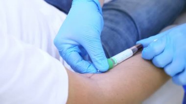 Doktor damar kan örnekleme çözümleme hastaların için yapar. 4k, ağır çekim