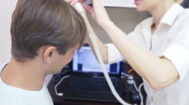 Modern optik tanı ekipman Dermatoloji ve trichology Kliniği. phototrichological tanısında kafa derisi. 4k, ağır çekim.
