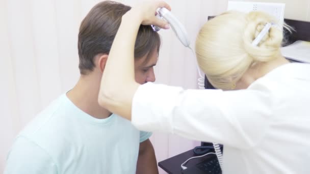 Moderna Optiska Diagnostisk Utrustning Dermatologi Och Trikologi Klinik Phototrichological Diagnos — Stockvideo