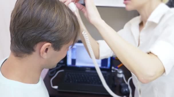 Moderne optische Diagnosegeräte in der Klinik für Dermatologie und Trichologie. fototrichologische Diagnose der Kopfhaut. 4k, Zeitlupe. — Stockvideo