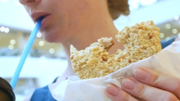 Vrouw Een Donut Eten Drinken Van Koffie Door Rietjes Het — Stockvideo