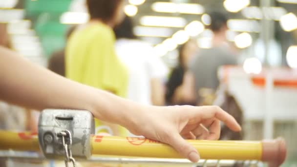 La femme acheteuse fait la queue au caissier du centre commercial. flou de fond. 4k — Video