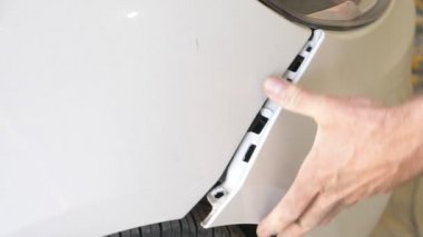 yakın çekim. Kim araba tampon kaldırır, mekanik elinde, o arabayı onarır. 4k