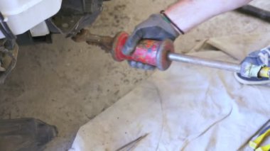 yakın çekim. Kim araba tampon kaldırır, mekanik elinde, o arabayı onarır. 4k