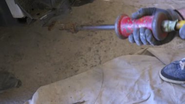 yakın çekim. Kim araba tampon kaldırır, mekanik elinde, o arabayı onarır. 4k