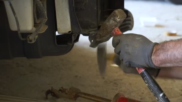 De près. des mains des mécaniciens, qui enlève le pare-chocs de la voiture, il répare la voiture. 4k — Video