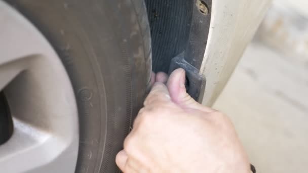 Nahaufnahme. des Mechanikers, der die Stoßstange des Autos entfernt, repariert er das Auto. 4k — Stockvideo
