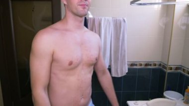 4k, bir adam çıplak bir gövde ile bir kırmızı döküntü karnına çizikler. Ağır çekim