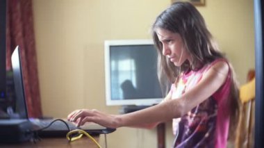 4k, bir adam çıplak bir gövde ile bir kırmızı döküntü karnına çizikler. Ağır çekim