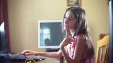 4k, bir adam çıplak bir gövde ile bir kırmızı döküntü karnına çizikler. Ağır çekim