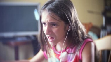 4k, bir adam çıplak bir gövde ile bir kırmızı döküntü karnına çizikler. Ağır çekim