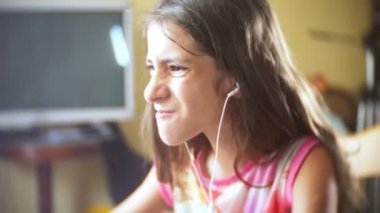 4k, bir adam çıplak bir gövde ile bir kırmızı döküntü karnına çizikler. Ağır çekim