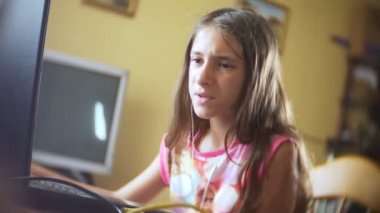 4k, bir adam çıplak bir gövde ile bir kırmızı döküntü karnına çizikler. Ağır çekim