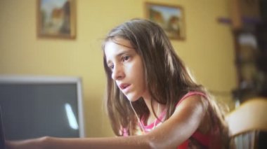 4k, bir adam çıplak bir gövde ile bir kırmızı döküntü karnına çizikler. Ağır çekim