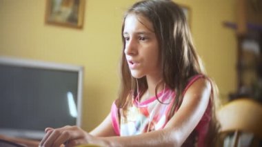 4k, bir adam çıplak bir gövde ile bir kırmızı döküntü karnına çizikler. Ağır çekim