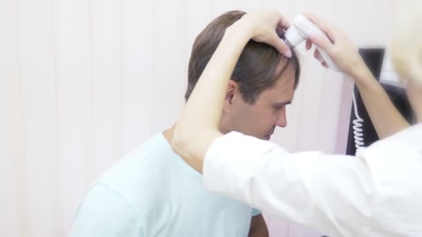 Equipo de diagnóstico óptico moderno en la clínica de dermatología y tricología. diagnóstico fototricológico del cuero cabelludo. 4k, cámara lenta . — Vídeos de Stock