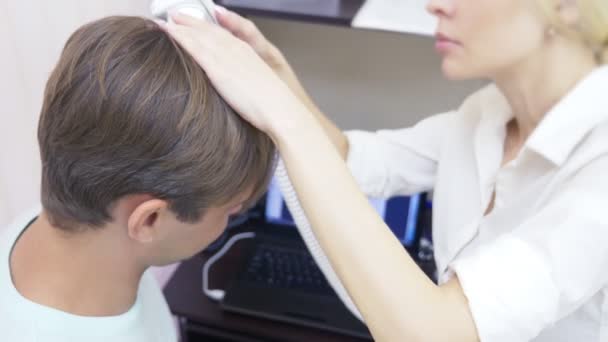 Modern optical diagnostic equipment in dermatology and trichology clinic. phototrichological diagnosis of the scalp. 4k, slow motion. — Stock Video