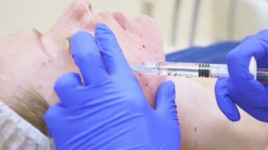 Doktor Şevval özçelik güzellik bayan hasta karşısında enjeksiyonları yapar. Güzellik ve kozmetik kavramı. 4k.