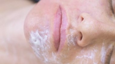 Doktor Şevval özçelik güzellik bayan hasta karşısında enjeksiyonları yapar. Güzellik ve kozmetik kavramı. 4k.