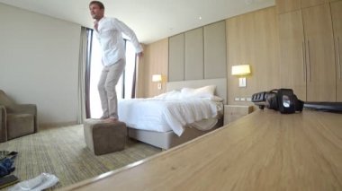 Mutlu bir adam yatakta, 4 k, Eylem Kamera düşüyor