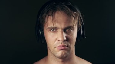 Kulaklık deli kişi İskoç teyibini gözleriyle yapıştırıcılar. 4k